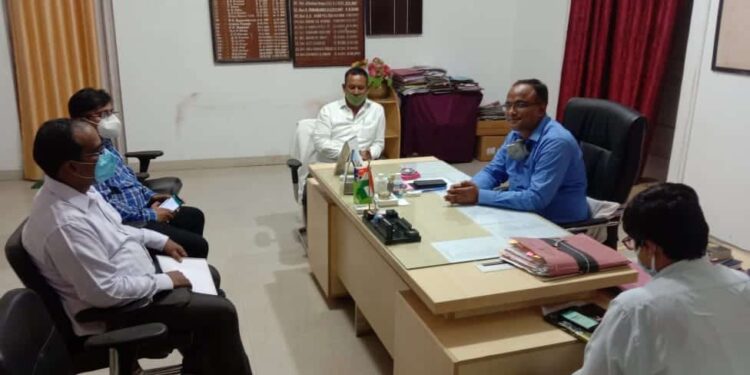 West-Singhbhum : ठेका मजदूरों की छंटनी मामले में एसडीओ ने की बैठक, ठेकेदार और एसीसी प्रबंधन को मिलकर एक माह के अंदर डिफाल्ट दूर करने का निर्देश, विधायक दीपक बिरुवा ने कहा-छंटनी हुई तो होगा आंदोलन