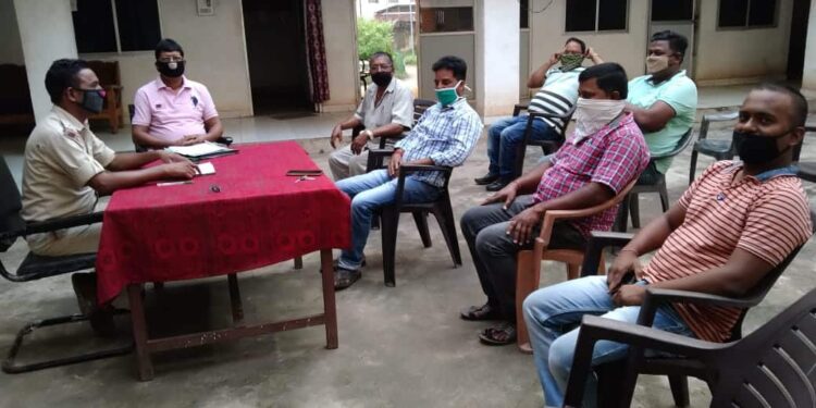 West-Singhbhum : दुर्गापूजा समितियों के साथ थाना प्रभारी ने की बैठक, दिए कई आवश्यक दिशा-निर्देश West-Singhbhum : दुर्गापूजा समितियों के साथ थाना प्रभारी ने की बैठक, दिए कई आवश्यक दिशा-निर्देश
