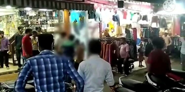 jamshedpur-sakchi-bazaar-साकची बाजार में आशा शूज में जूता बदलने गये ग्राहक की दुकानदार ने की पिटाई, जूते नहीं बदले तो ग्राहक ने खोल दिये अपने कपड़े, किया ”नंगा नाच”, देखिये-video-कैसे ग्राहक ने किया ”नंगा नाच”-video