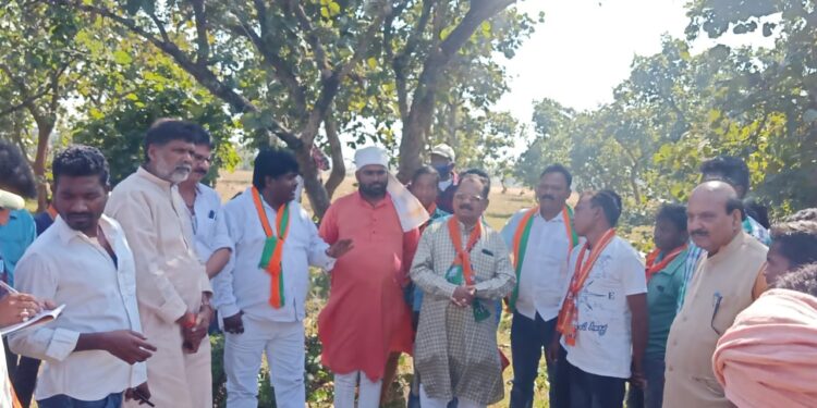 west- singhbhum-भाजपा के पूर्व प्रदेश अध्यक्ष लक्ष्मण गिलुवा ने दुमका में लुइस मरांडी के पक्ष में किया प्रचार