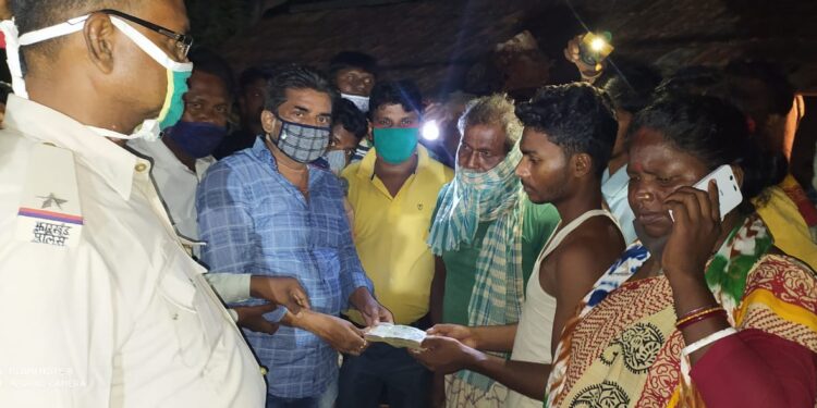 jamshedpur-rural-विधायक समीर महंती ने मृतक के परिजनों को सांत्वना दिया, सरकारी सहायता राशि प्रदान की jamshedpur-rural-विधायक समीर महंती ने मृतक के परिजनों को सांत्वना दिया, सरकारी सहायता राशि प्रदान की