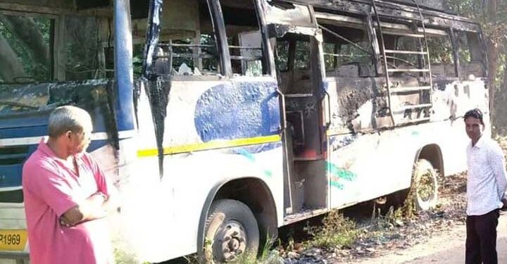 Jamshedpur : बागबेड़ा लाल बिल्डिंग के भिखारी मैदान में स्क्रैप के साथ बस जल कर स्वाहा, बड़ा हादसा टला Jamshedpur : बागबेड़ा लाल बिल्डिंग के भिखारी मैदान में स्क्रैप के साथ बस जल कर स्वाहा, बड़ा हादसा टला