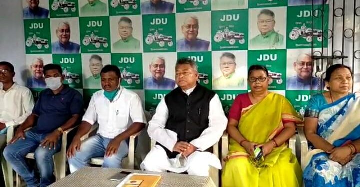 jamshedpur-सरना धर्म कोड को लेकर आदिवासी संगठनों का 6 दिसंबर को सड़क व रेल मार्ग जाम: सालखन मुर्मू jamshedpur-सरना धर्म कोड को लेकर आदिवासी संगठनों का 6 दिसंबर को सड़क व रेल मार्ग जाम: सालखन मुर्मू
