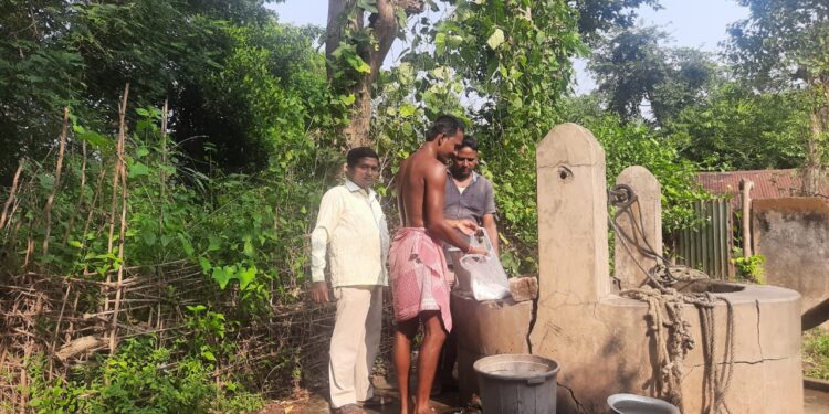 jamshedpur-rural-समाचार प्रकाशित होने के बाद बीडीओ हुए रेस, पंचायत सचिव को दिया आदेश, कुंआ में डाला गया ब्लीचिंग पाउडर, कहा- सबर टोला के लोगों को जल्द मिलेगा स्वच्छ पेयजल