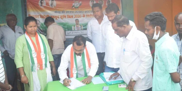west-singhbhum-जगन्नाथपुर में किसान बिल के खिलाफ सांसद गीता कोड़ा, पूर्व सीएम मधु कोड़ा व विधायक सोनाराम सिंकू ने चलाया हस्ताक्षर अभियान