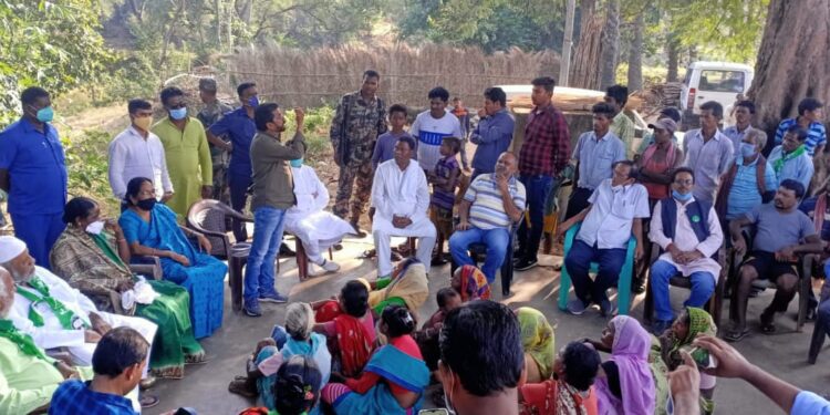 jamshedpur-rural-बसंत सोरेन के समर्थन में विधायक समीर महंती ने दुमका के कई गांवों में की नुक्कड़ सभा, झामुमो के लिए मांगा वोट jamshedpur-rural-बसंत सोरेन के समर्थन में विधायक समीर महंती ने दुमका के कई गांवों में की नुक्कड़ सभा, झामुमो के लिए मांगा वोट