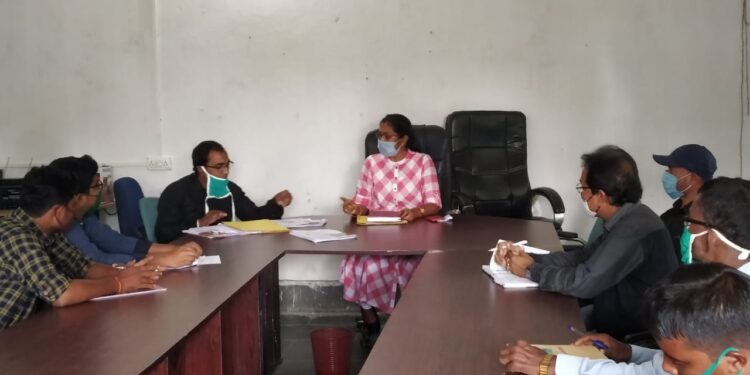 jamshedpur-rural-मुसाबनी बीडीओ ने कर्मियों के साथ बैठक कर योजनाओं की समीक्षा की, कार्यो में तेजी लाने का दिया निर्देश jamshedpur-rural-मुसाबनी बीडीओ ने कर्मियों के साथ बैठक कर योजनाओं की समीक्षा की, कार्यो में तेजी लाने का दिया निर्देश