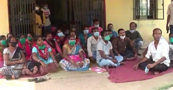 adityapur-काम से हटाए जाने के बाद आउटसोर्स कर्मी धरने पर बैठे, कहा- जब तक आदेश वापस नहीं होता है तब तक आंदोलन रहेगा जारी