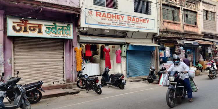 jamshedpur-fake-branded-jeans-जुगसलाई में नकली जींस पर ब्रांडेड की मुहर लगाकर बेच रहे व्यापारी, पुलिस ने की छापेमारी, जानिये कैसे हो रहा ब्रांडेड जींच के नाम पर कालाबाजारी jamshedpur-fake-branded-jeans-जुगसलाई में नकली जींस पर ब्रांडेड की मुहर लगाकर बेच रहे व्यापारी, पुलिस ने की छापेमारी, जानिये कैसे हो रहा ब्रांडेड जींच के नाम पर कालाबाजारी