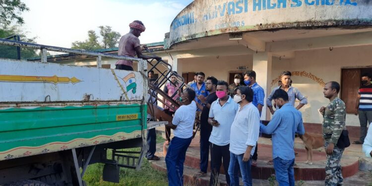 jamshedpur-rural-सरडीहा आदिवासी हाई स्कूल में विधायक समीर महंती ने विद्यार्थियों को बेंच- डेस्क उपलब्ध कराया, शिक्षकों और ग्रामीणों में खुशी jamshedpur-rural-सरडीहा आदिवासी हाई स्कूल में विधायक समीर महंती ने विद्यार्थियों को बेंच- डेस्क उपलब्ध कराया, शिक्षकों और ग्रामीणों में खुशी