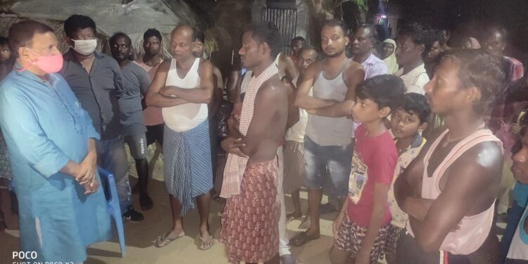 jamshedpur-rural-डॉ दिनेशानंद गोस्वामी मृतक के परिजनों से मिलकर दिया सांत्वना, आर्थिक सहयोग का दिया आश्वासन