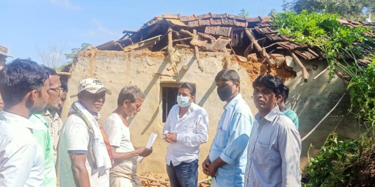 jamshedpur-rural-खारबंधा गांव में हाथियों का उत्पात, एक घर को किया क्षतिग्रस्त, विधायक ने पीड़ित परिवार को किया सहयोग jamshedpur-rural-खारबंधा गांव में हाथियों का उत्पात, एक घर को किया क्षतिग्रस्त, विधायक ने पीड़ित परिवार को किया सहयोग