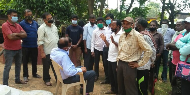 jamshedpur-rural-चाकुलिया में हाथियों से त्रस्त ग्रामीण जनाधिकार सुरक्षा कमेटी के बैनर तले वन विभाग कार्यालय पहुंचे, मांग पत्र सौंपा, कहा- हाथियों को सुरक्षित स्थान पहुंचाए वन विभाग नहीं तो करेंगे आंदोलन