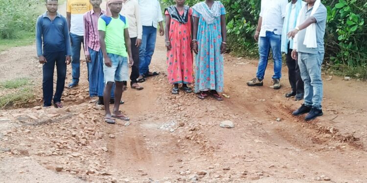 jamshedpur-rural-लोधाशोली-उदाल सड़क पर गड्डे उभरने से ग्रामीण परेशान, सड़क मरम्मत कराने की मांग jamshedpur-rural-लोधाशोली-उदाल सड़क पर गड्डे उभरने से ग्रामीण परेशान, सड़क मरम्मत कराने की मांग