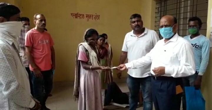 saraikela-kharsawan-news-गम्हरिया प्रखंड में मची अफरा-तफरी, बस्तीवासियों ने प्रखंड कार्यालय का किया घेराव, हंगामा के बाद मिला लाभ