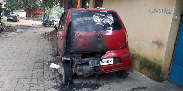 Jamshedpur-Crime : सोनारी में शरारती तत्वों ने कार में लगा दी आग, शनिवार को पड़ोसियो के साथ जमीन अतिक्रमण को लेकर हुआ था विवाद