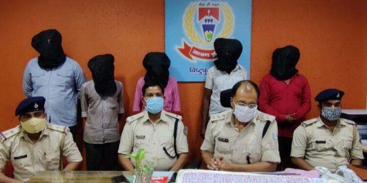 Jamshedpur : एसबीआई ने पुलिसकर्मियों के बीच किया मास्क, सैनिटाइजर, हैंड ग्लव्स और ओआरएस का वितरण