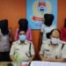 Jamshedpur : एसबीआई ने पुलिसकर्मियों के बीच किया मास्क, सैनिटाइजर, हैंड ग्लव्स और ओआरएस का वितरण