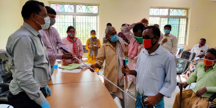 jamshedpur-rural-बहरागोड़ा में उप विकास आयुक्त ने जनता दरबार आयोजित कर सुनी लोगों की समस्याएं, 41 आवेदन प्राप्त हुए, किसो को ब्लाइंड स्टिक तो किसी को ट्राईसाइकिल मिला
