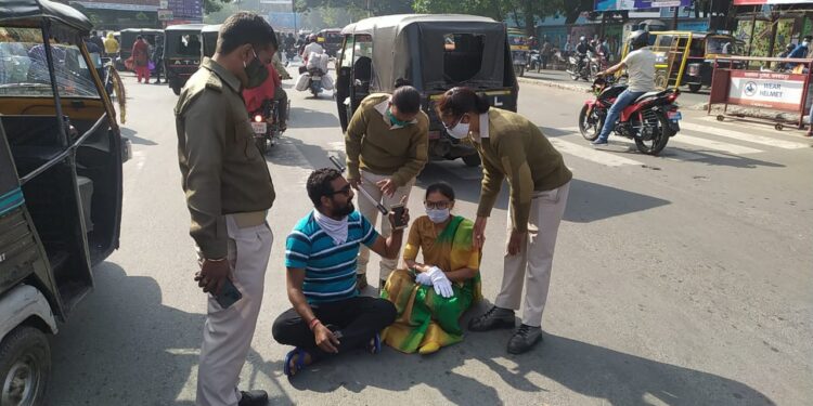 jamshedpur-परिवहन मंत्री चंपई सोरेन की बेटी का हेलमेट नहीं होने के कारण पुलिस ने काटा चालान, विरोध में बीच सड़क पर बैठी
