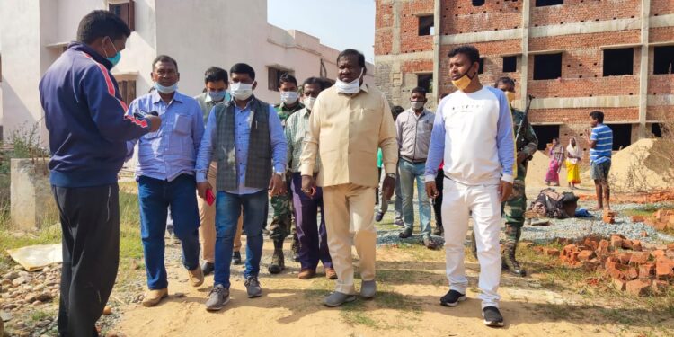 jamshedpur-rural-सुरदा के पास निर्माणाधीन कस्तुरबा गांधी आवासीय विद्यालय का विधायक रामदास सोरेन ने किया निरीक्षण, जल्द से जल्द बिजली वायरिंग कार्य पूरा करने का दिया निर्देश