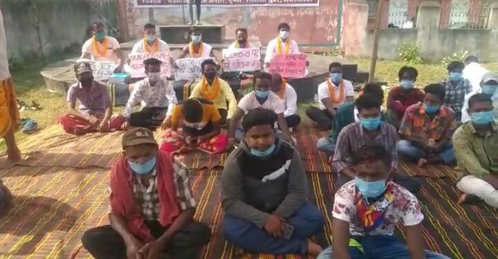 Adityapur- गम्हरिया प्रखंड कार्यालय में व्याप्त भ्रष्टाचार के खिलाफ धरना पर बैठे पंचायत प्रतिनिधि, बीडीओ को सौंपा मांग पत्र, आश्वासन के बाद धरना समाप्त