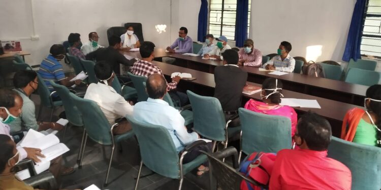 jamshedpur-rural-बीडीओ ने की मनरेगा योजनाओं में कार्य प्रगति की समीक्षा बैठक, बीपीएम जेएसएलपीएस व माटीगोड़ा के रोजगार सेवक को अनुपस्थित रहने पर शोकॉज