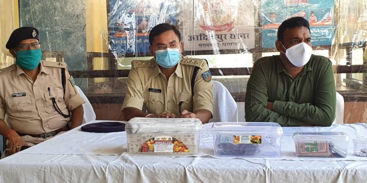 Adityapur-सरायकेला- खरसावां पुलिस का नशे के खिलाफ अभियान जारी, मुस्लिम बस्ती से ब्राउन शुगर तस्कर बिस्मिल्ला पुलिस के हत्थे चढ़ा, पुलिसिया कार्रवाई से कारोबारियों में मचा हड़कंप Adityapur-सरायकेला- खरसावां पुलिस का नशे के खिलाफ अभियान जारी, मुस्लिम बस्ती से ब्राउन शुगर तस्कर बिस्मिल्ला पुलिस के हत्थे चढ़ा, पुलिसिया कार्रवाई से कारोबारियों में मचा हड़कंप