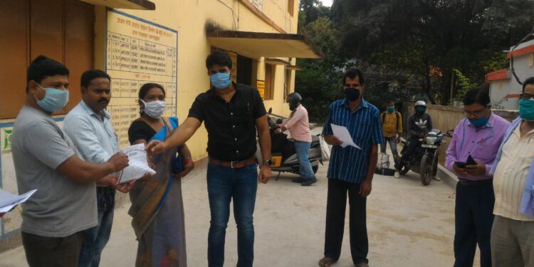 jamshedpur-rural-बीडीओ व प्रखंड प्रमुख ने 32 आवास लाभुकों के बीच स्वीकृत पत्र का किया वितरण