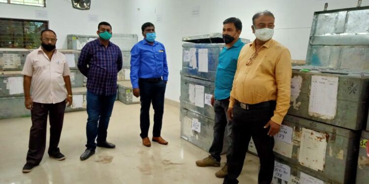 west- singhbhum-जिले के उपायुक्त के निर्देश पर राजनीतिक दल के प्रतिनिधियों की उपस्थिति में खोला गया ईवीएम वेयरहाउस