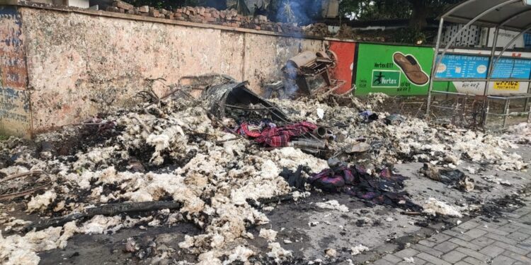 jamshedpur-baridih-shop-fire-बारीडीह में रुई धुनाई की दुकान में लगी आग, दमकल ने पाया काबू, लाखों की संपत्ति जलकर खाक