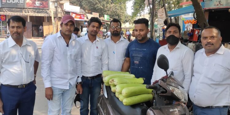 jamshedpur-chhath-festival-छठ पर्व को लेकर युवा अधिवक्ता संघ ने कोर्ट परिसर में बांटी नि:शुल्क लौकी
