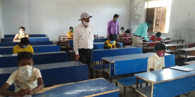 jamshedpur-rural-मॉडल स्कूल कक्षा छह की प्रवेश परीक्षा में शामिल हुए 33 विद्यार्थी, कोविड-19 के नियमों का किया पालन