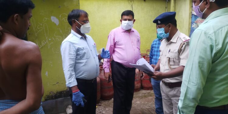 jamshedpur-rural-एडीएम लॉ एंड ऑर्डर के नेतृत्व में छापेमारी अभियान, अवैध रूप से भंडारण किये गए 52 गैस सिलेंडर जब्त, 1 दुकान व गोदाम सील jamshedpur-rural-एडीएम लॉ एंड ऑर्डर के नेतृत्व में छापेमारी अभियान, अवैध रूप से भंडारण किये गए 52 गैस सिलेंडर जब्त, 1 दुकान व गोदाम सील