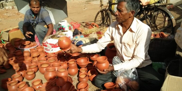 jamshedpur-rural-दीपावली के समय मिट्टी के दीयों समेत अन्य सामानों की बिक्री कम होने से कुम्हार चिंतित jamshedpur-rural-दीपावली के समय मिट्टी के दीयों समेत अन्य सामानों की बिक्री कम होने से कुम्हार चिंतित