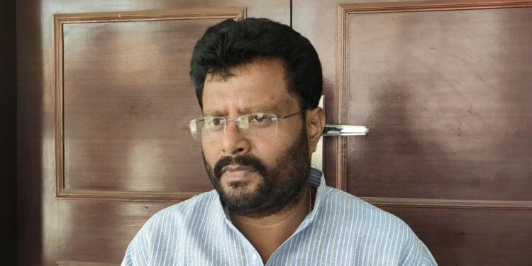 Jamshedpur : भाजपा नेता अभय सिंह ने लिया साकची में जली हुई दुकानों का जायजा, प्रभावित दुकानदारों के प्रति संवेदना जतायी, अगलगी के लिए सरकारी व्यवस्था को बताया जिम्मेदार, दुकानदारों को न्यायालय की शरण में जाने की सलाह Jamshedpur : भाजपा नेता अभय सिंह ने लिया साकची में जली हुई दुकानों का जायजा, प्रभावित दुकानदारों के प्रति संवेदना जतायी, अगलगी के लिए सरकारी व्यवस्था को बताया जिम्मेदार, दुकानदारों को न्यायालय की शरण में जाने की सलाह