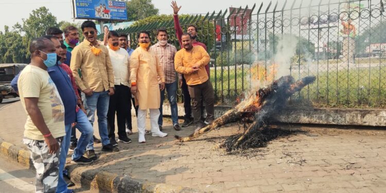 Jamshedpur : पत्रकार अर्नब गोस्वामी की गिरफ्तारी के खिलाफ हिंदू जागरण मंच ने महाराष्ट्र के सीएम उद्धव ठाकरे का पुतला फूंका, अविलंब रिहाई की मांग Jamshedpur : पत्रकार अर्नब गोस्वामी की गिरफ्तारी के खिलाफ हिंदू जागरण मंच ने महाराष्ट्र के सीएम उद्धव ठाकरे का पुतला फूंका, अविलंब रिहाई की मांग