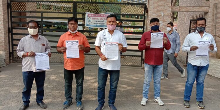 Jamshedpur : अस्पतालों में अनुबंध पर काम कर रहे सफाई कर्मियों को हटाये जाने के फरमान के खिलाफ डीसी ऑफिस पहुंचा भाजा अजा मोर्चा, कहा-पुनर्विचार करे सरकार, नहीं तो होगा आंदोलन Jamshedpur : अस्पतालों में अनुबंध पर काम कर रहे सफाई कर्मियों को हटाये जाने के फरमान के खिलाफ डीसी ऑफिस पहुंचा भाजा अजा मोर्चा, कहा-पुनर्विचार करे सरकार, नहीं तो होगा आंदोलन