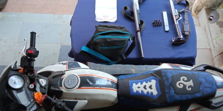 West-Singhbhum-Naxal : चाईबासा पुलिस ने बंदगांव के करिका गांव से पीएलएफआई नक्सली सदस्य को किया गिरफ्तार, भेजा गया जेल West-Singhbhum-Naxal : चाईबासा पुलिस ने बंदगांव के करिका गांव से पीएलएफआई नक्सली सदस्य को किया गिरफ्तार, भेजा गया जेल