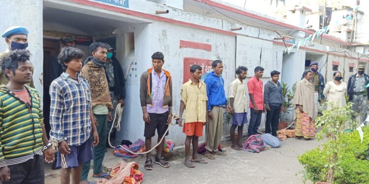 West-Singhbhum-Police-Success : आनंदपुर पुलिस ने 24 घंटे में किया मनमोहन तांती हत्याकांड का खुलासा, हत्याकांड में शामिल तीनों अभियुक्त को भेजा गया जेल West-Singhbhum-Police-Success : आनंदपुर पुलिस ने 24 घंटे में किया मनमोहन तांती हत्याकांड का खुलासा, हत्याकांड में शामिल तीनों अभियुक्त को भेजा गया जेल