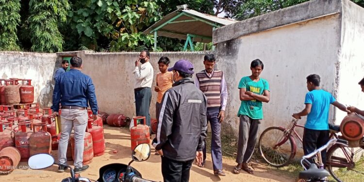 Jamshedpur-Rural-Agrasen-Bhawan-Inauguration : चाकुलिया के पुराना बाजार में अग्रसेन भवन का उद्घाटन सह अग्रसेन महाराज की प्रतिमा का अनावरण, सांसद विद्युत महतो ने कहा-मारवाड़ी समाज ने अपनी मेहनत और समाजिक कार्य से बनाई है एक अलग पहचान Jamshedpur-Rural-Agrasen-Bhawan-Inauguration : चाकुलिया के पुराना बाजार में अग्रसेन भवन का उद्घाटन सह अग्रसेन महाराज की प्रतिमा का अनावरण, सांसद विद्युत महतो ने कहा-मारवाड़ी समाज ने अपनी मेहनत और समाजिक कार्य से बनाई है एक अलग पहचान