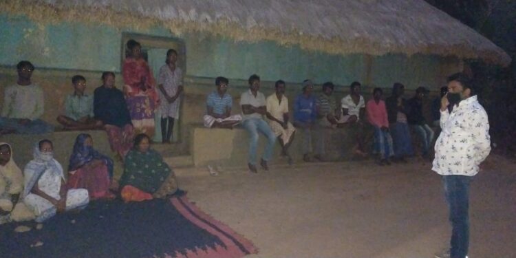 Jamshedpur-rural-Chakulia : सालवाडीह में बैठक कर विधायक ने सुनी ग्रामीणों की समस्या, कहा-कोरोना के कारण विकास कार्य है प्रभावित, परिस्थिति में सुधार होते ही विकास कार्य तेजी से होगा Jamshedpur-rural-Chakulia : सालवाडीह में बैठक कर विधायक ने सुनी ग्रामीणों की समस्या, कहा-कोरोना के कारण विकास कार्य है प्रभावित, परिस्थिति में सुधार होते ही विकास कार्य तेजी से होगा