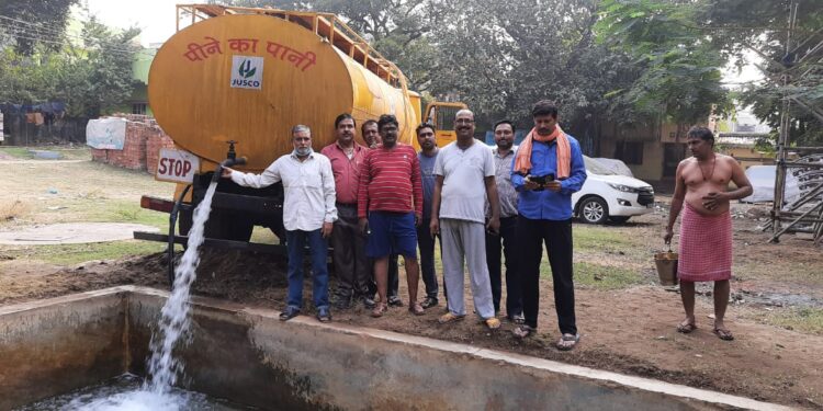 Jamshedpur : बागबेड़ा के विभिन्न कृत्रिम घाटों पर बागबेड़ा महानगर विकास समिति ने की पानी की व्यवस्था, व्रतियों के बीच फल वितरण Jamshedpur : बागबेड़ा के विभिन्न कृत्रिम घाटों पर बागबेड़ा महानगर विकास समिति ने की पानी की व्यवस्था, व्रतियों के बीच फल वितरण