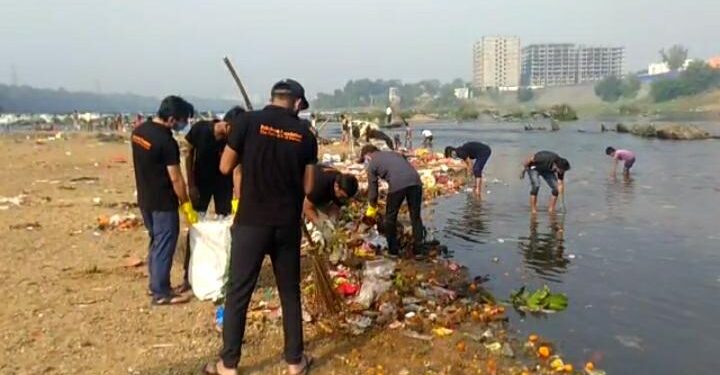 Jamshedpur-Chhath : छठ को लेकर राज्य सरकार की गाइडलाइन से लोगों में असंतोष, घाटों की सफाई में जुटे हिंदूवादी संगठन, कहा-आस्था के साथ खिलवाड़ बर्दाश्त नहीं Jamshedpur-Chhath : छठ को लेकर राज्य सरकार की गाइडलाइन से लोगों में असंतोष, घाटों की सफाई में जुटे हिंदूवादी संगठन, कहा-आस्था के साथ खिलवाड़ बर्दाश्त नहीं