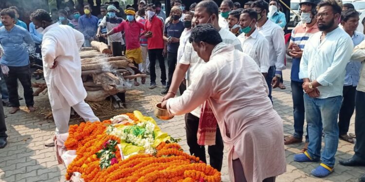 Jamshedpur : राजकीय सम्मान के साथ प्रोफेसर दिगंबर हांसदा को दी गयी अंतिम विदाई, बिष्टुपुर पार्वती घाट पर हुआ अंतिम संस्कार Jamshedpur : राजकीय सम्मान के साथ प्रोफेसर दिगंबर हांसदा को दी गयी अंतिम विदाई, बिष्टुपुर पार्वती घाट पर हुआ अंतिम संस्कार
