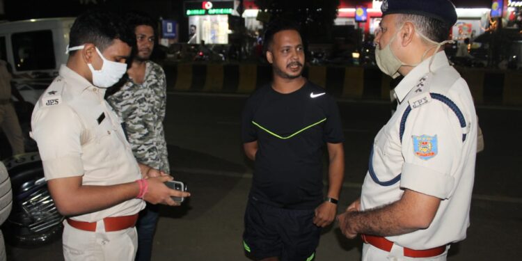 jamshedpur-sakchi-gunshot-साकची में फायरिंग मामले में दशरथ शुक्ला के पकड़े जाने की अपुष्ट खबर, पैसे के लेनदेन में कभी दोस्त रहे युवक पर चलाई है गोली-video