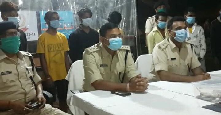 Seraikela-crime : आदित्यपुर पुलिस को मिली बड़ी सफलता, चोरी, छिनतई व ब्राउन शुगर के विभिन्न मामलों में जमशेदपुर के कदमा से 3 समेत अलग-अलग क्षेत्र से 10 अपराधकर्मियों को बाइक के साथ गिरफ्तार किया, छिनतई की दर्जन भर मोबाइल व ब्राउन शुगर बरामद