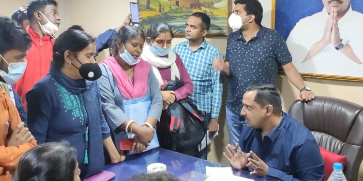 Jamshedpur : स्वास्थ्य मंत्री से मिले हटाये गए आउटसोर्सिंग कर्मी, मंत्री ने कहा-चरणबद्ध तरीके से समायोजित किए जाएंगे हटाए गए आउटसोर्स कर्मी-Video