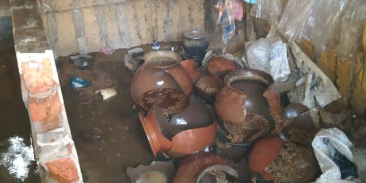 Jamshedpur-rural : बासाडीहा के खड़ियाडांगा टोला में अवैध देशी शराब भट्ठी को पुलिस ने किया ध्वस्त, 20 लीटर शराब जब्त
