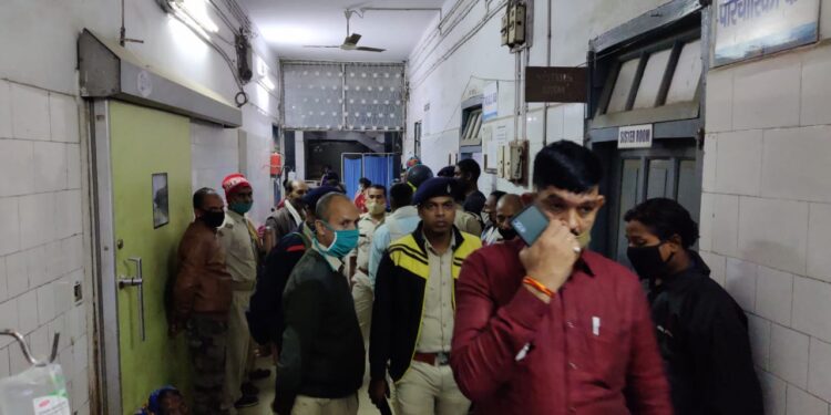 MGM-hopital-jamshedpur : एमजीएम अस्पताल में ऑक्सीजन के लिए तड़पता रहा मरीज, मौत, परिजनों ने अस्पताल में जमकर किया हंगामा, इमरजेंसी से डॉक्टर और नर्स भागे-Video MGM-hopital-jamshedpur : एमजीएम अस्पताल में ऑक्सीजन के लिए तड़पता रहा मरीज, मौत, परिजनों ने अस्पताल में जमकर किया हंगामा, इमरजेंसी से डॉक्टर और नर्स भागे-Video